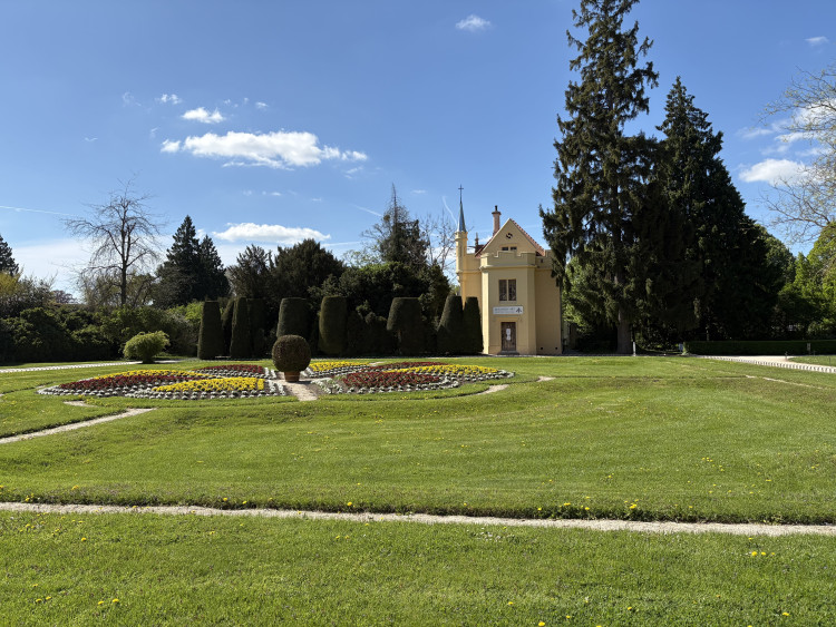 FOTO: Rozkvetlé zahrady i prosluněná kolonáda. Lidé si užívají jaro v Lednici