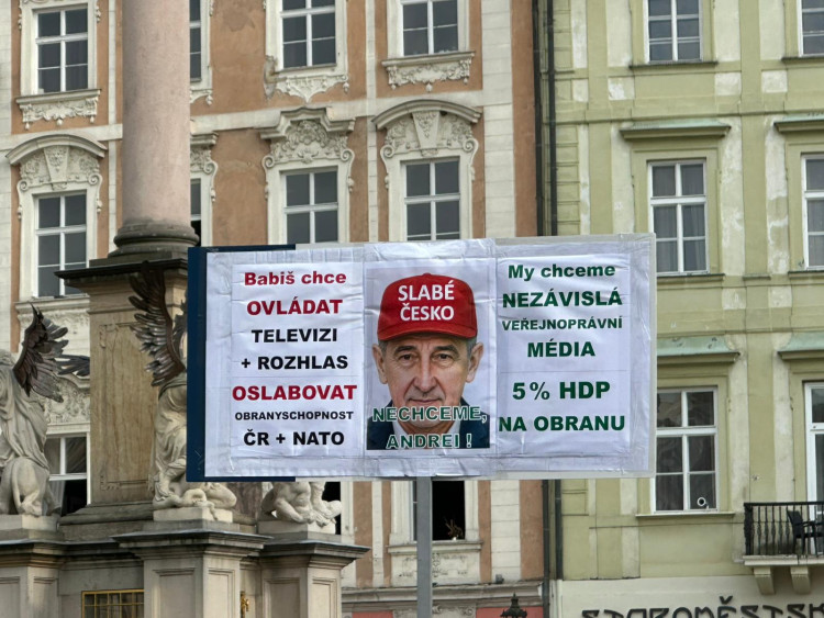 FOTOGALERIE: Ruce pryč od médií. Za jejich nezávislost demonstrují bubeníci i rytíři
