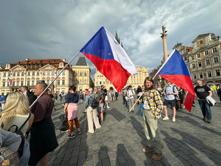 FOTOGALERIE: Ruce pryč od médií. Za jejich nezávislost demonstrují bubeníci i rytíři