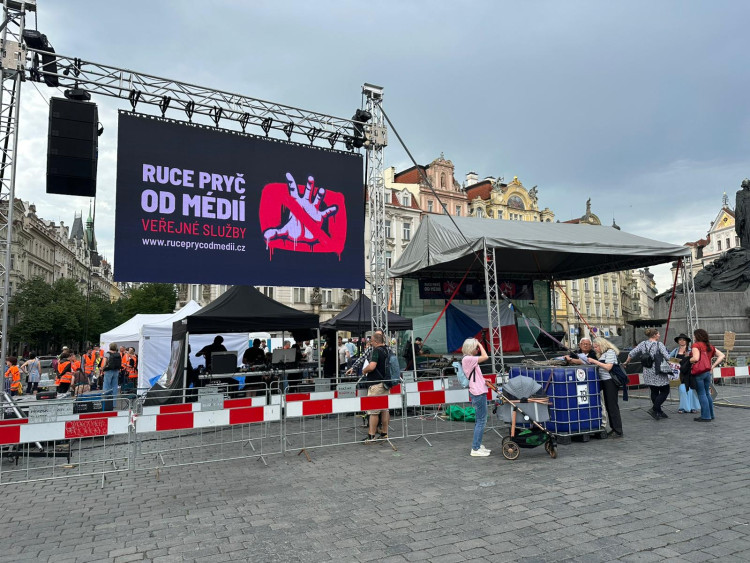 FOTOGALERIE: Ruce pryč od médií. Za jejich nezávislost demonstrují bubeníci i rytíři