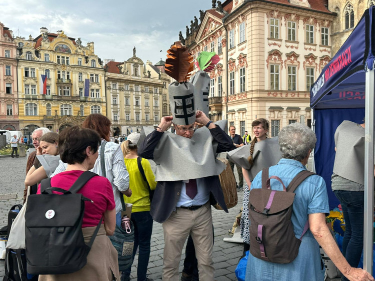 FOTOGALERIE: Ruce pryč od médií. Za jejich nezávislost demonstrují bubeníci i rytíři