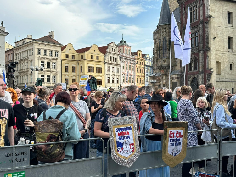 FOTOGALERIE: Ruce pryč od médií. Za jejich nezávislost demonstrují bubeníci i rytíři