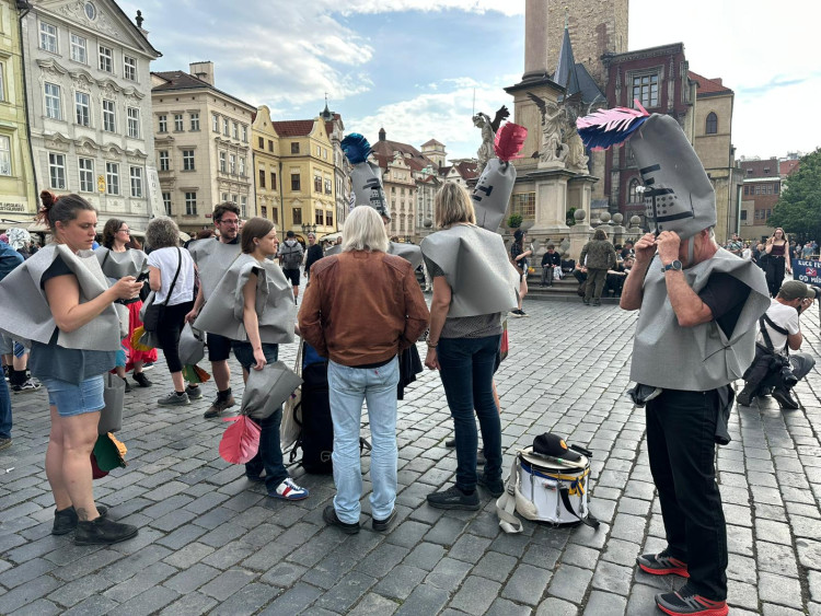 FOTOGALERIE: Ruce pryč od médií. Za jejich nezávislost demonstrují bubeníci i rytíři