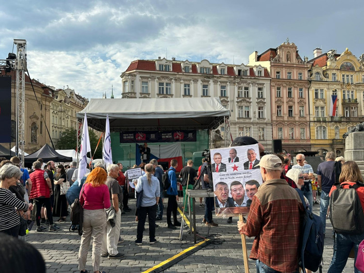 FOTOGALERIE: Ruce pryč od médií. Za jejich nezávislost demonstrují bubeníci i rytíři