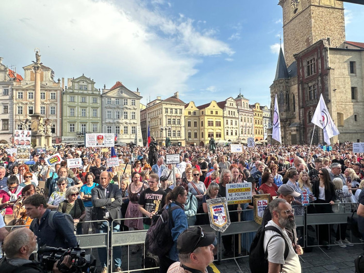 FOTOGALERIE: Ruce pryč od médií. Za jejich nezávislost demonstrují bubeníci i rytíři
