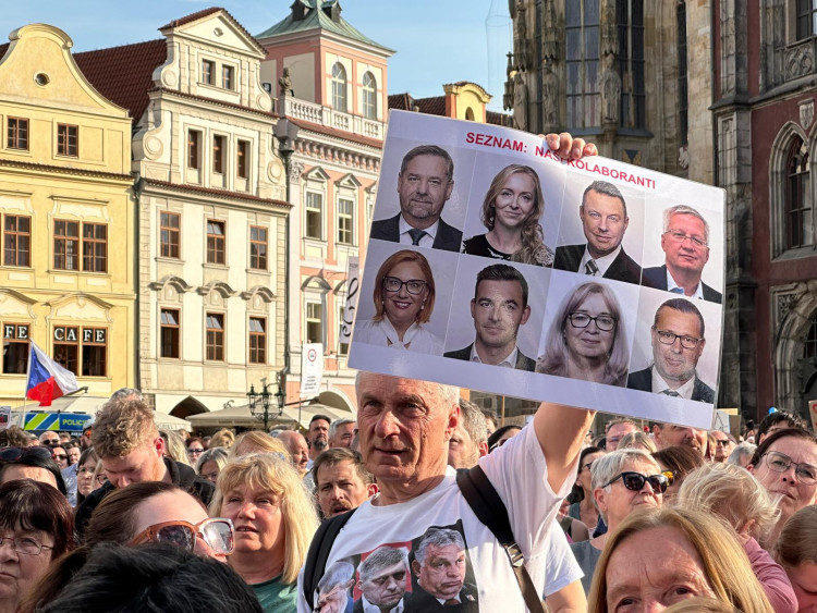 FOTOGALERIE: Ruce pryč od médií. Za jejich nezávislost demonstrují bubeníci i rytíři