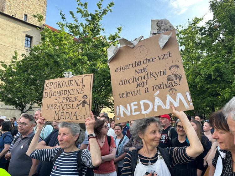 FOTOGALERIE: Ruce pryč od médií. Za jejich nezávislost demonstrují bubeníci i rytíři