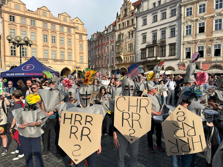 FOTOGALERIE: Ruce pryč od médií. Za jejich nezávislost demonstrují bubeníci i rytíři