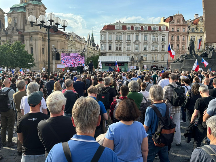 FOTOGALERIE: Ruce pryč od médií. Za jejich nezávislost demonstrují bubeníci i rytíři