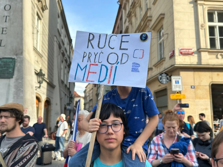 FOTOGALERIE: Ruce pryč od médií. Za jejich nezávislost demonstrují bubeníci i rytíři