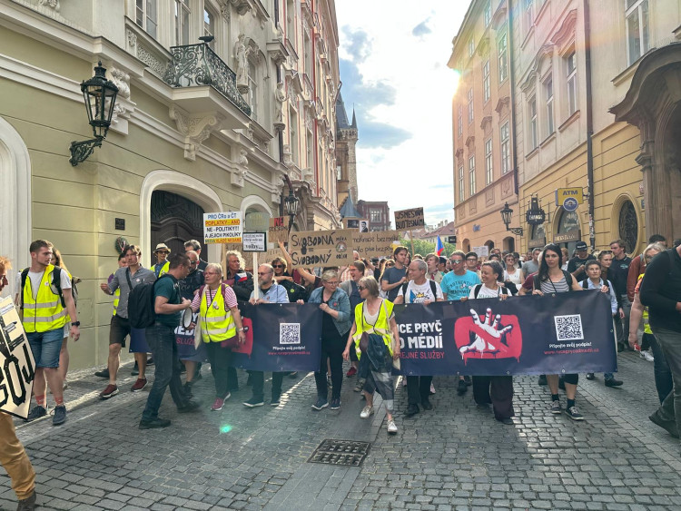 FOTOGALERIE: Ruce pryč od médií. Za jejich nezávislost demonstrují bubeníci i rytíři