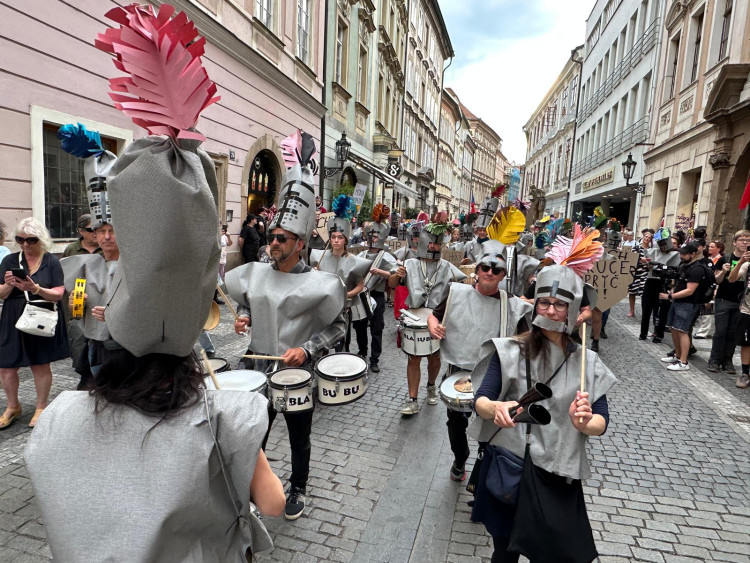 FOTOGALERIE: Ruce pryč od médií. Za jejich nezávislost demonstrují bubeníci i rytíři