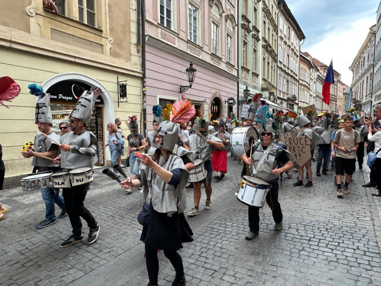 FOTOGALERIE: Ruce pryč od médií. Za jejich nezávislost demonstrují bubeníci i rytíři