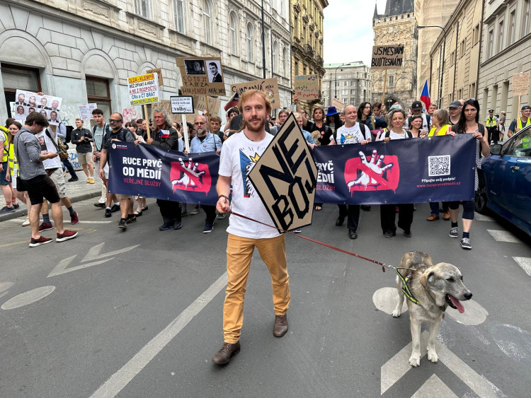 FOTOGALERIE: Ruce pryč od médií. Za jejich nezávislost demonstrují bubeníci i rytíři