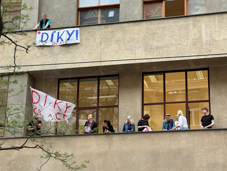 FOTOGALERIE: Ruce pryč od médií. Za jejich nezávislost demonstrují bubeníci i rytíři