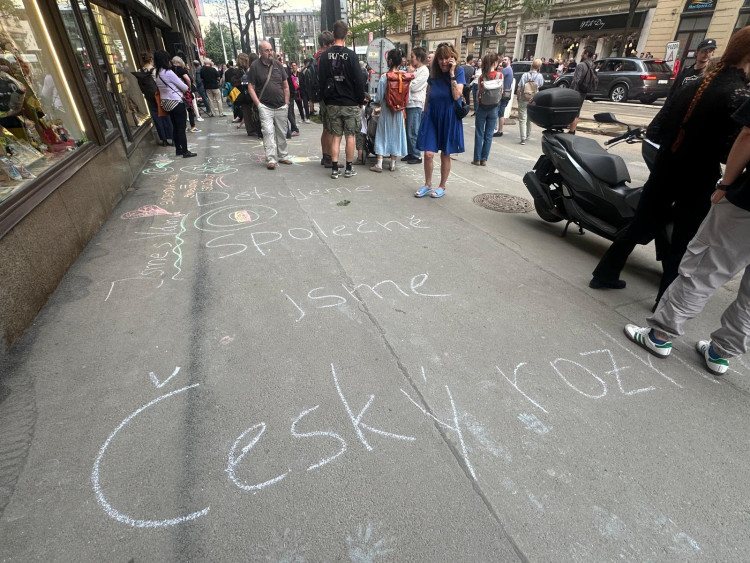 FOTOGALERIE: Ruce pryč od médií. Za jejich nezávislost demonstrují bubeníci i rytíři