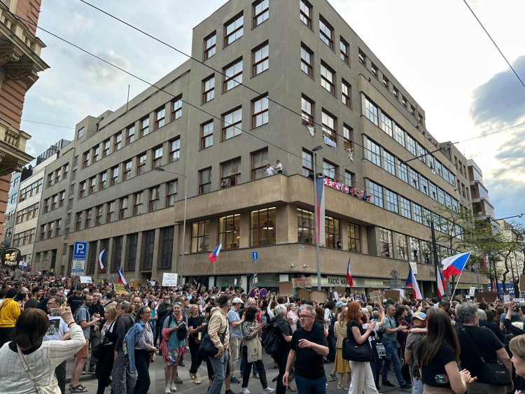 FOTOGALERIE: Ruce pryč od médií. Za jejich nezávislost demonstrují bubeníci i rytíři