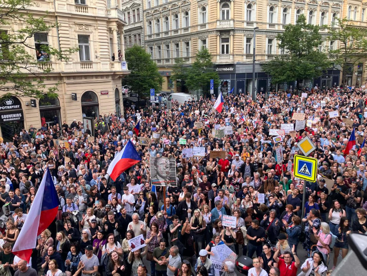 FOTOGALERIE: Ruce pryč od médií. Za jejich nezávislost demonstrují bubeníci i rytíři