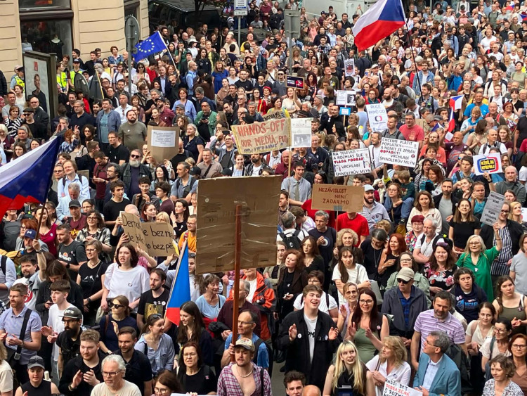 FOTOGALERIE: Ruce pryč od médií. Za jejich nezávislost demonstrují bubeníci i rytíři