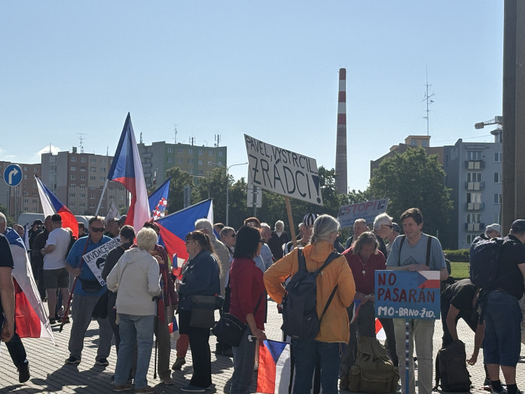 FOTO: Protestující proti sjezdu sudetských Němců u výstaviště postavili barikádu