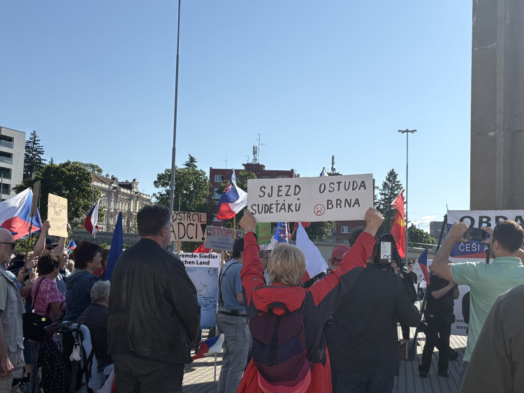 FOTO: Protestující proti sjezdu sudetských Němců u výstaviště postavili barikádu