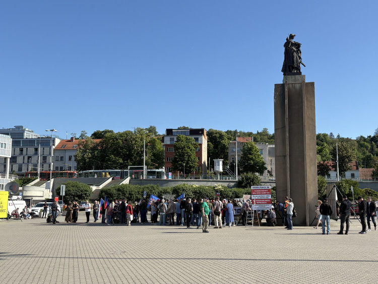 FOTO: Protestující proti sjezdu sudetských Němců u výstaviště postavili barikádu