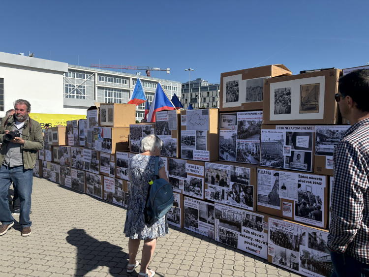 FOTO: Protestující proti sjezdu sudetských Němců u výstaviště postavili barikádu
