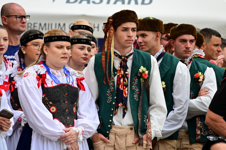 FOTO: Sudetští Němci zasedli s Čechy u společných stolů, přišli i odpůrci