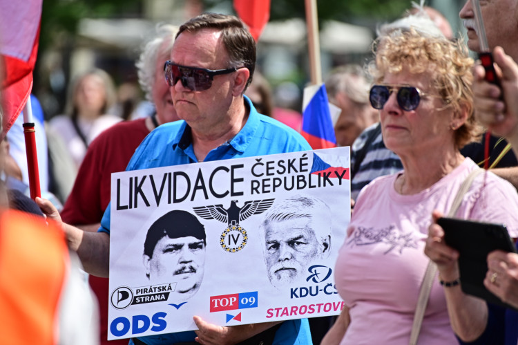 FOTO: Sudetští Němci zasedli s Čechy u společných stolů, přišli i odpůrci