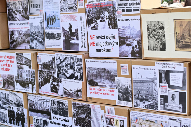 FOTO: Sudetští Němci zasedli s Čechy u společných stolů, přišli i odpůrci