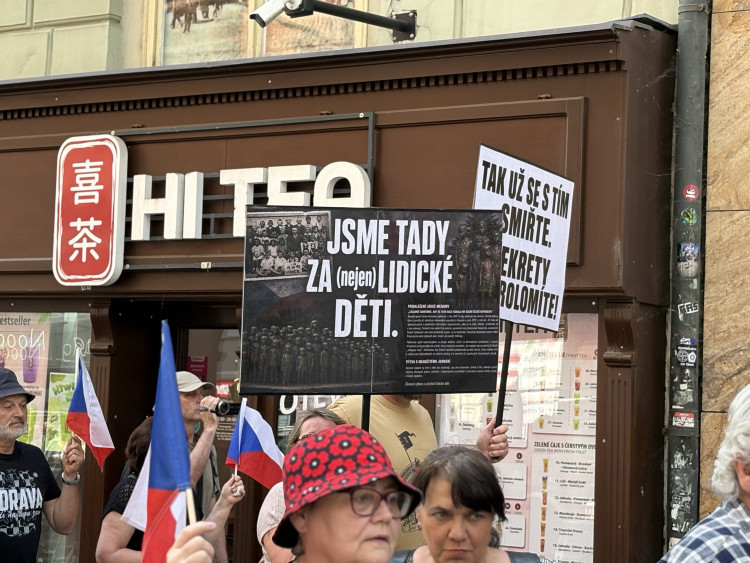 FOTO: Husitský chorál a české vlajky. Brnem prošel protest proti sudetským Němcům