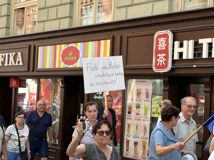 FOTO: Husitský chorál a české vlajky. Brnem prošel protest proti sudetským Němcům