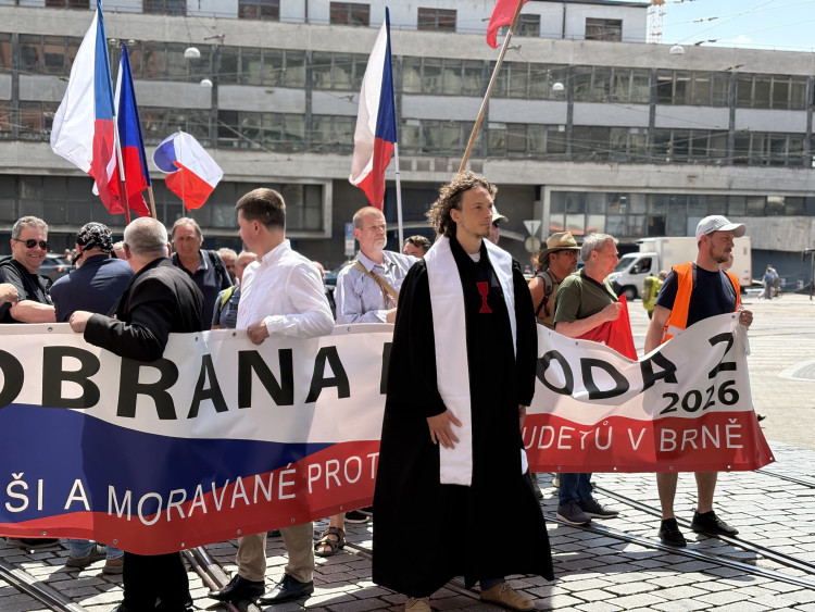 FOTO: Husitský chorál a české vlajky. Brnem prošel protest proti sudetským Němcům