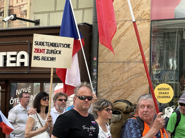 FOTO: Husitský chorál a české vlajky. Brnem prošel protest proti sudetským Němcům