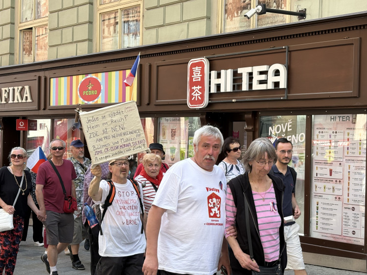FOTO: Husitský chorál a české vlajky. Brnem prošel protest proti sudetským Němcům