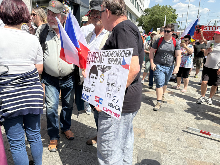 FOTO: Husitský chorál a české vlajky. Brnem prošel protest proti sudetským Němcům