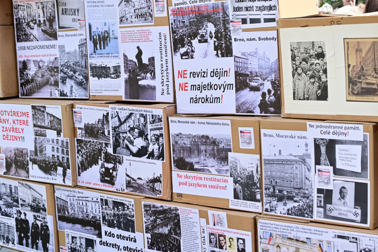 FOTO: Kultura, emoce a protesty. Tak vypadal sjezd sudetských Němců v Brně