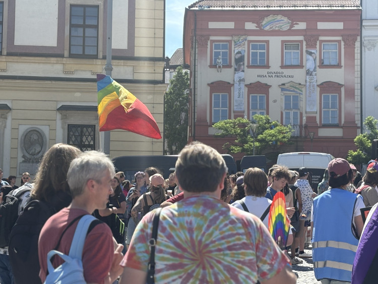 FOTO: Brnem prošly stovky lidí v duhovém průvodu, dorazily celé rodiny i politici