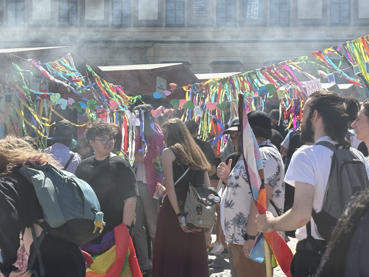 FOTO: Brnem prošly stovky lidí v duhovém průvodu, dorazily celé rodiny i politici