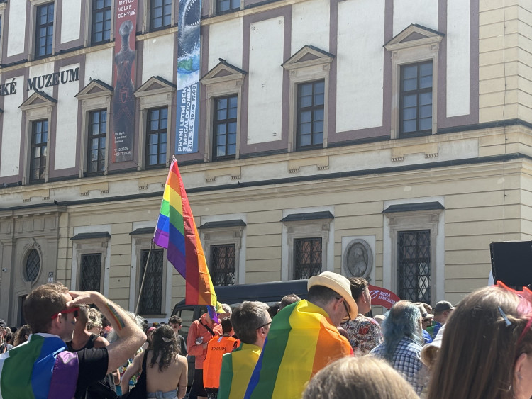 FOTO: Brnem prošly stovky lidí v duhovém průvodu, dorazily celé rodiny i politici