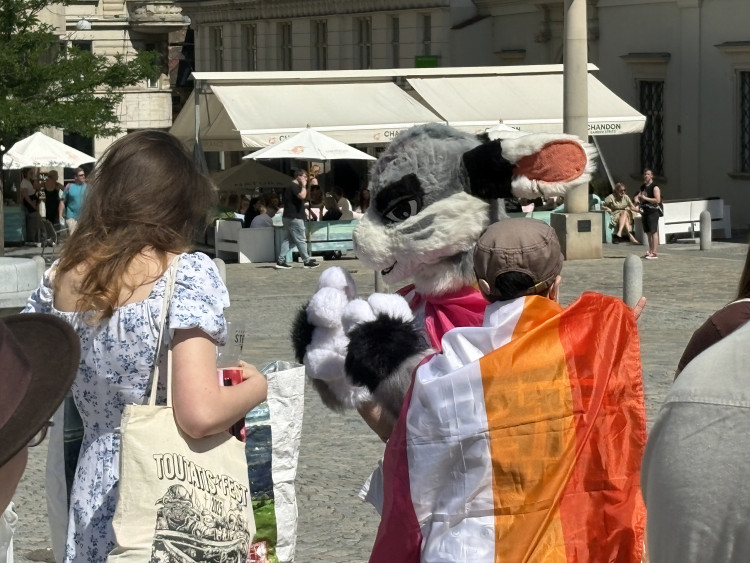 FOTO: Brnem prošly stovky lidí v duhovém průvodu, dorazily celé rodiny i politici