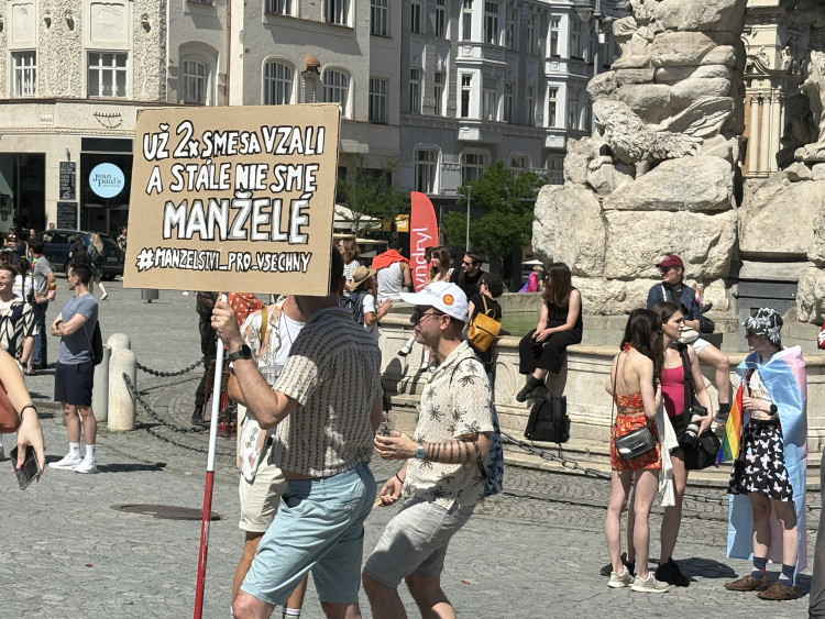 FOTO: Brnem prošly stovky lidí v duhovém průvodu, dorazily celé rodiny i politici