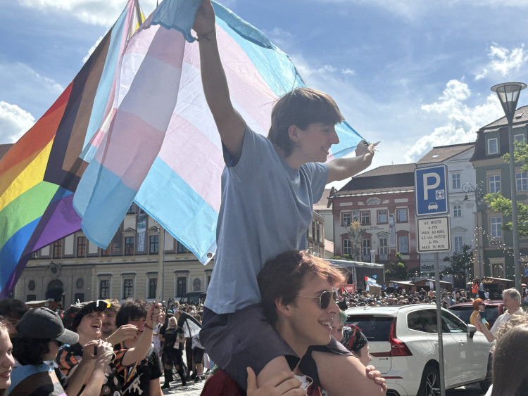 FOTO: Brnem prošly stovky lidí v duhovém průvodu, dorazily celé rodiny i politici
