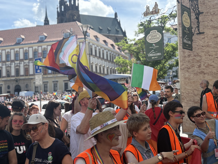 FOTO: Brnem prošly stovky lidí v duhovém průvodu, dorazily celé rodiny i politici