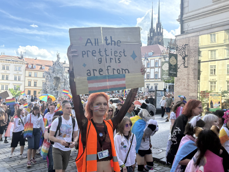FOTO: Brnem prošly stovky lidí v duhovém průvodu, dorazily celé rodiny i politici