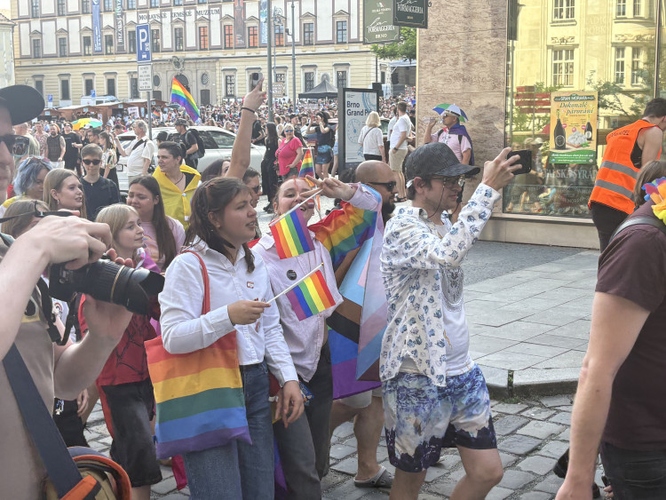 FOTO: Brnem prošly stovky lidí v duhovém průvodu, dorazily celé rodiny i politici