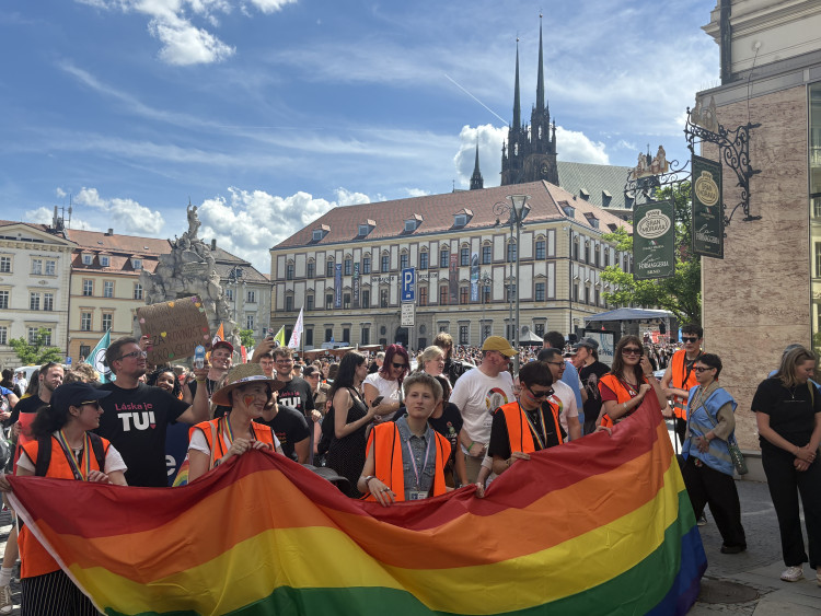 FOTO: Brnem prošly stovky lidí v duhovém průvodu, dorazily celé rodiny i politici