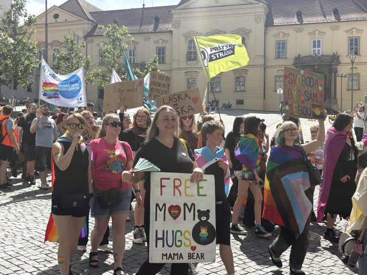 FOTO: Brnem prošly stovky lidí v duhovém průvodu, dorazily celé rodiny i politici