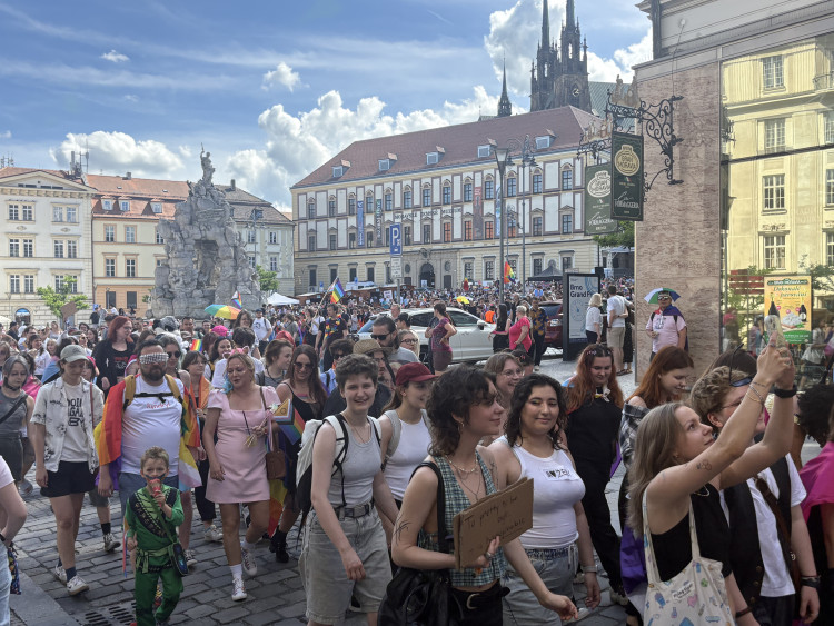 FOTO: Brnem prošly stovky lidí v duhovém průvodu, dorazily celé rodiny i politici