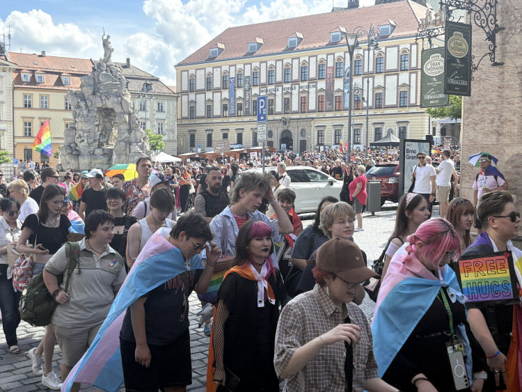 FOTO: Brnem prošly stovky lidí v duhovém průvodu, dorazily celé rodiny i politici